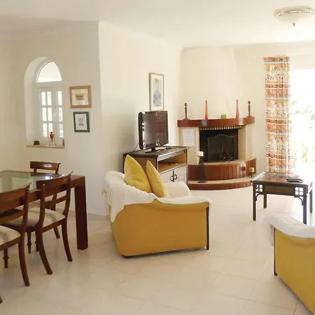 Stunning In With 3 Bedrooms, Wifi And Outdoor Swimming Pool